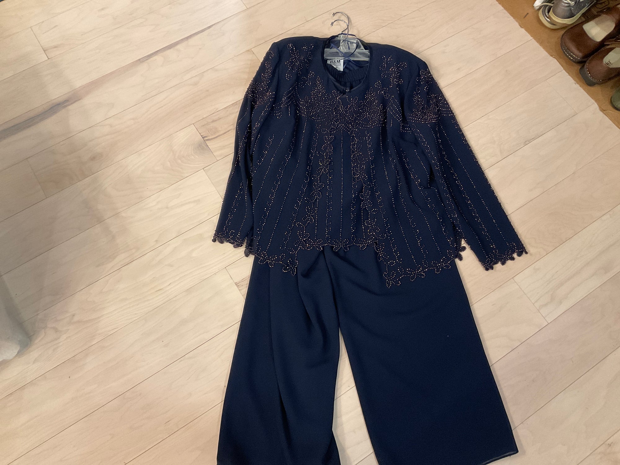 {{ClientCode}} NAVY R&M SUIT, 14P