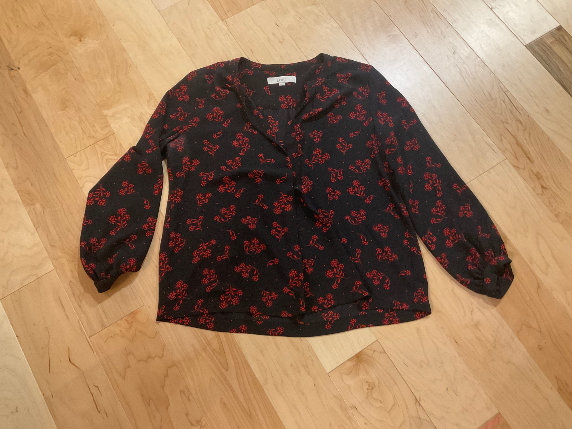 BLACK/RED FLORAL LOFT LONG SLEEVE SHIRT M
