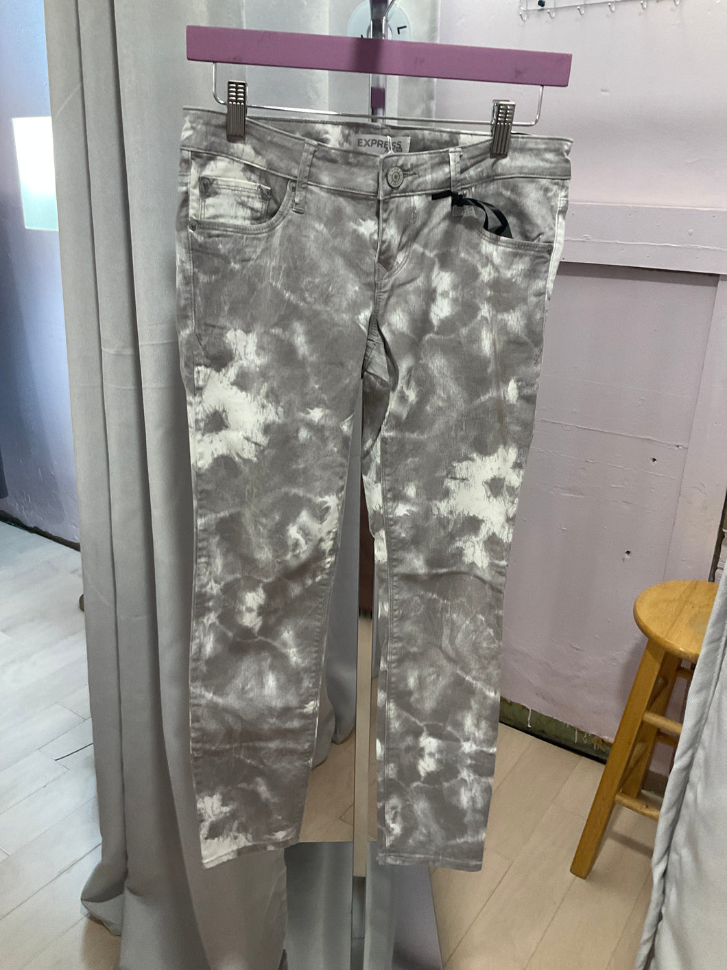 {{ClientCode}} GRAY/WHITE EXPRESS JEANS, 2