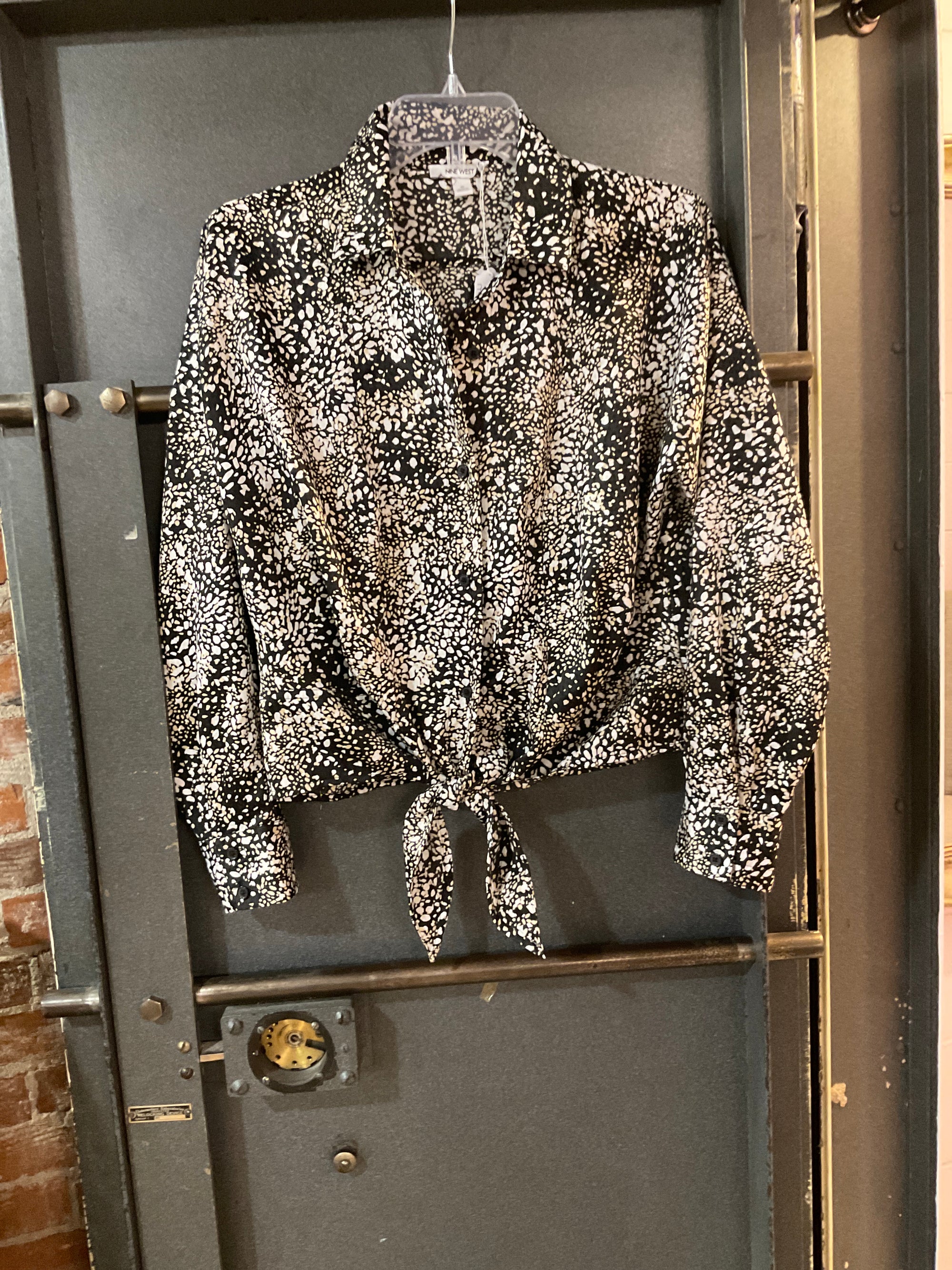 BLACK/WHITE PATTERN NINE WEST LONG SLEEVE SHIRT M