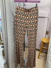 Load image into Gallery viewer, {{Client Code}} YLLW/BLK MULTI WISTERIA LANE FLARED LEGGINGS, S
