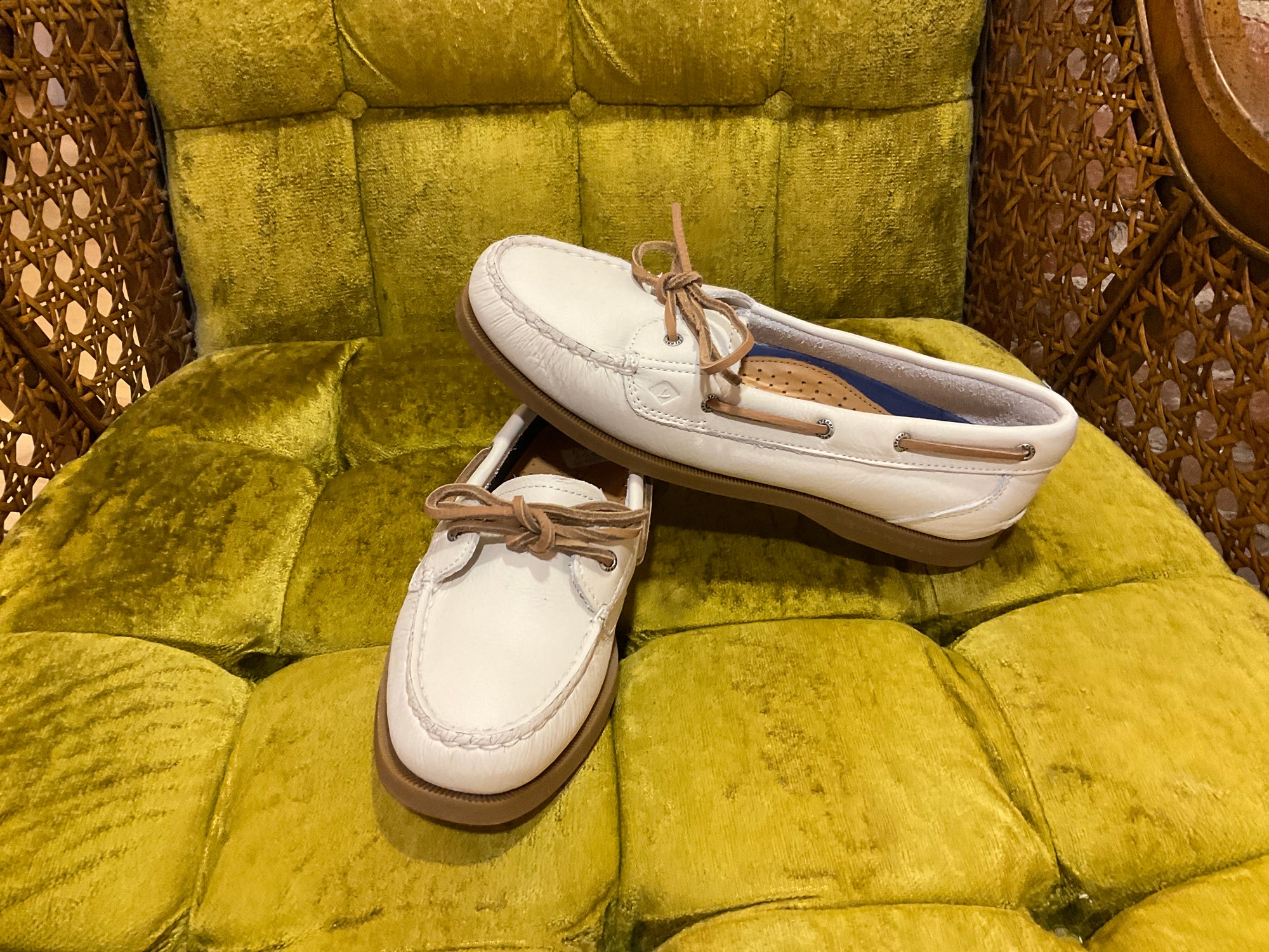 WHITE SPERRY SHOE 7