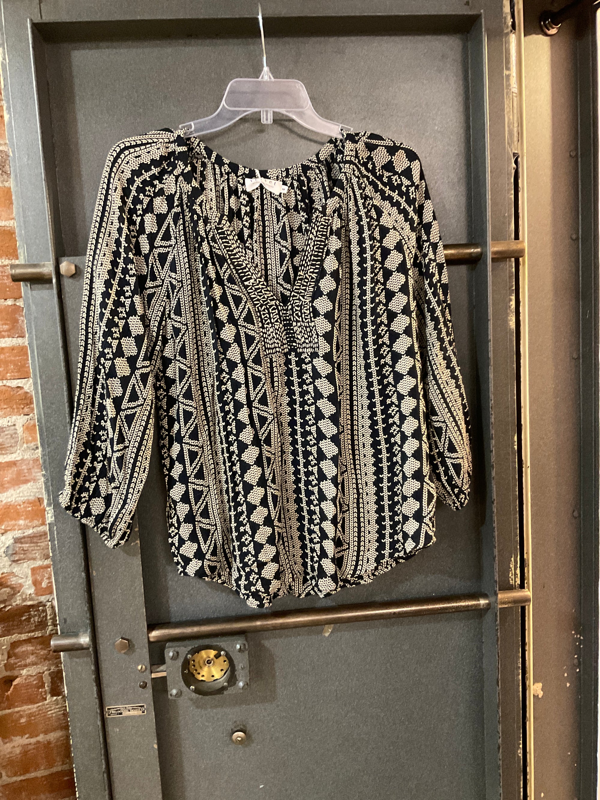 BLACK/CREAM PATTERN VELVET V-neck LONG SLEEVE M