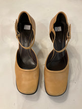 Load image into Gallery viewer, {{Client Code}} TAN NINE WEST HEELS, 39
