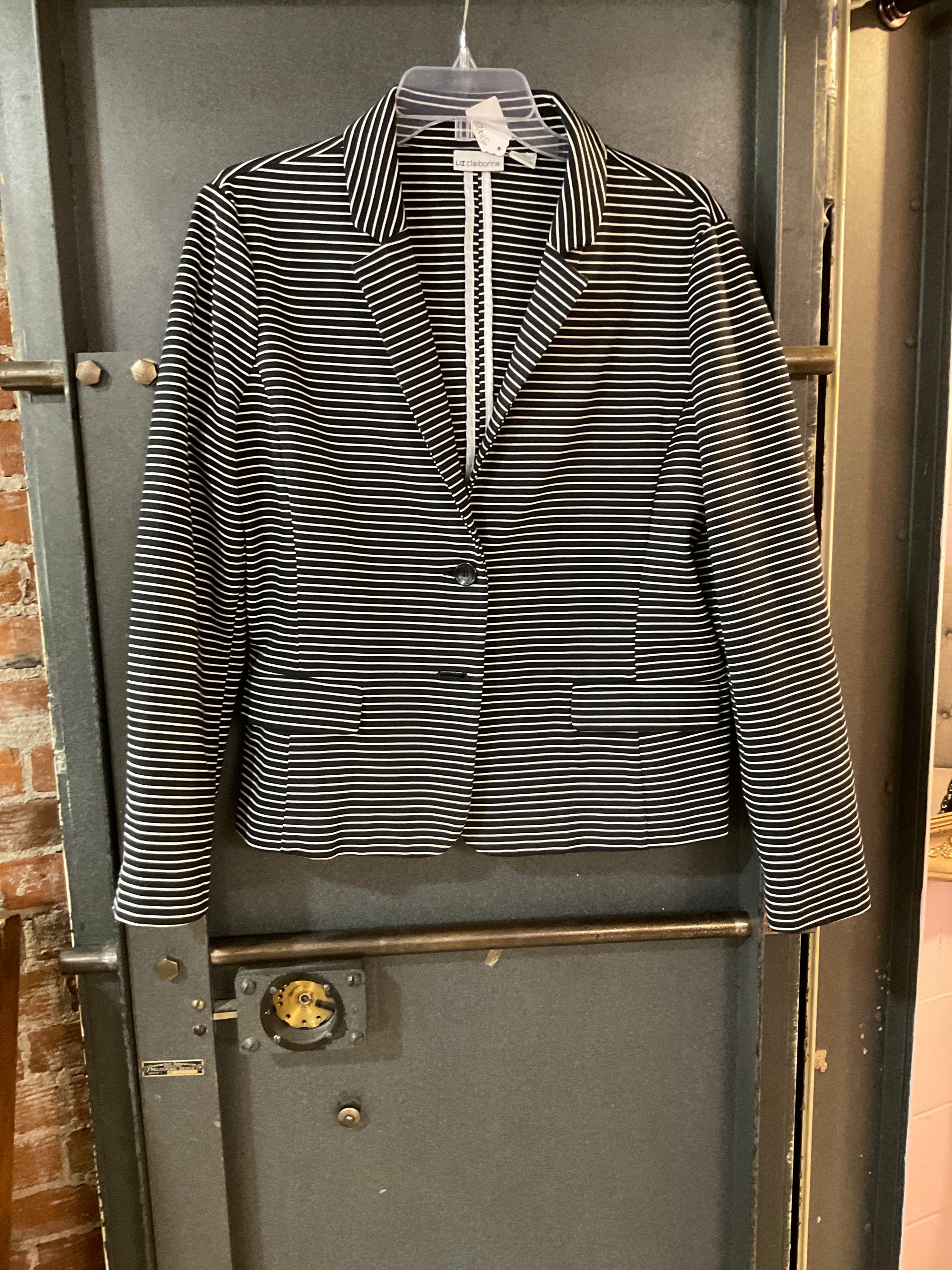 BLACK/WHITE STRIPE LIZ CLAIBORNE JACKET XL