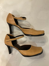 Load image into Gallery viewer, {{Client Code}} TAN NINE WEST HEELS, 39
