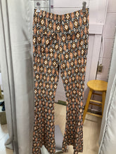 Load image into Gallery viewer, {{Client Code}} YLLW/BLK MULTI WISTERIA LANE FLARED LEGGINGS, S
