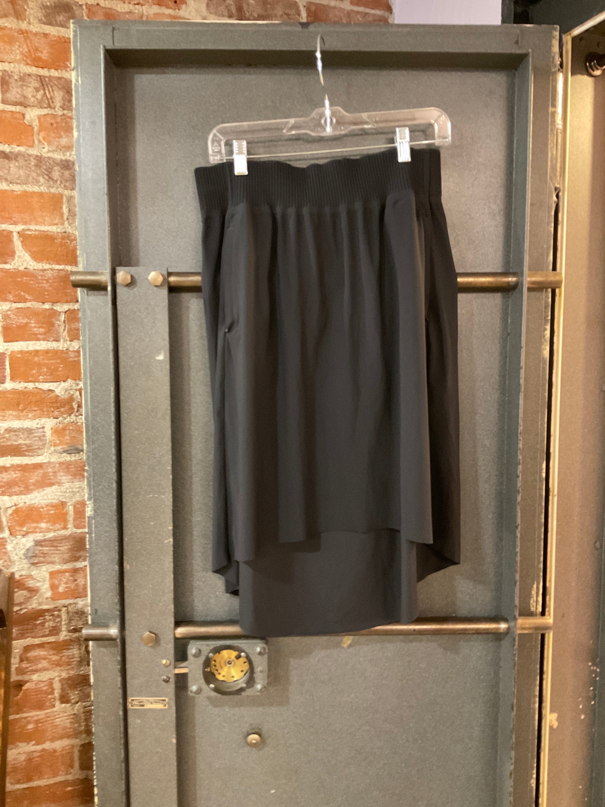 BLACK ATHLETA 2 pocket high low skirt M