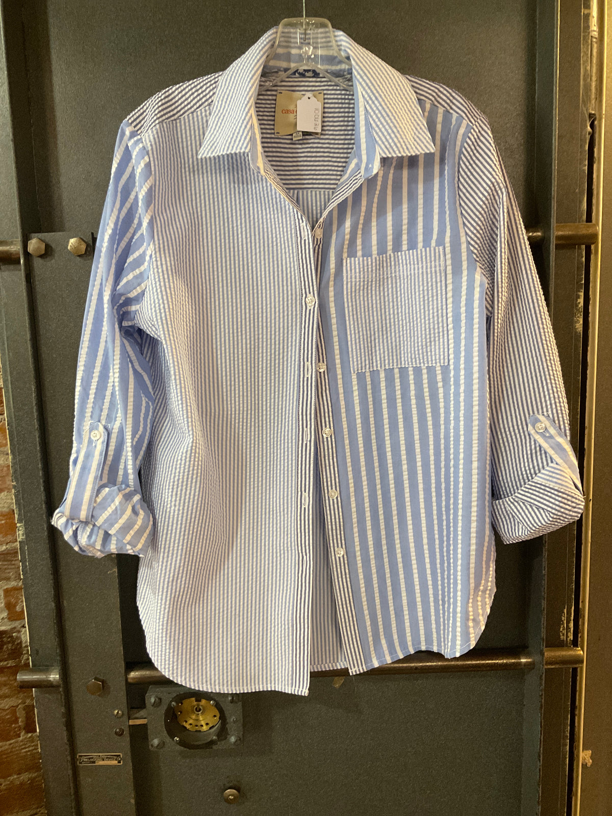 WHITE/BLUE STRIPE CASA CABANA BUTTON UP LONG SLEEVE SHIRT M