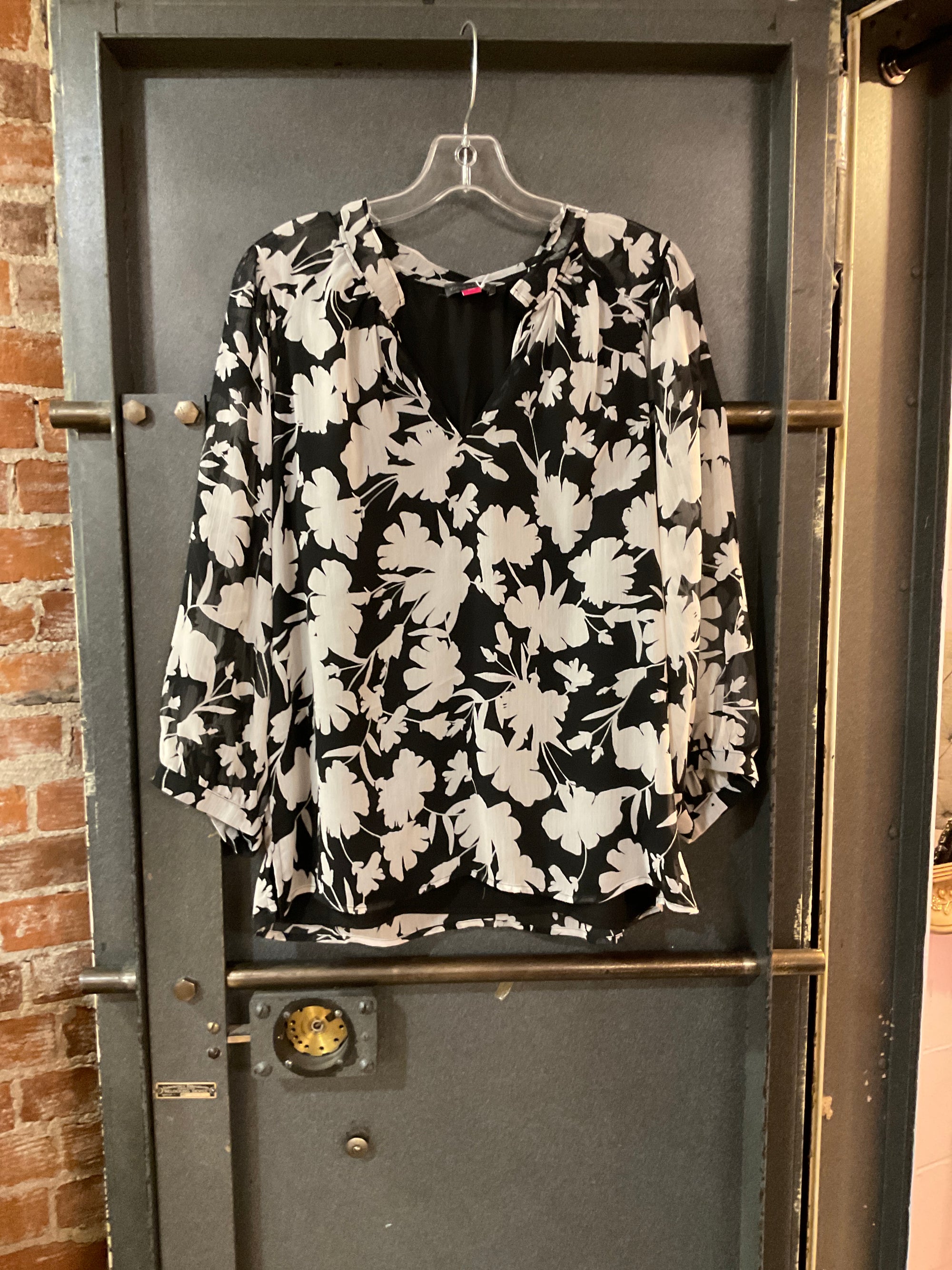 FLORAL VINCE CAMUTO LONG SLEEVE SHIRT M