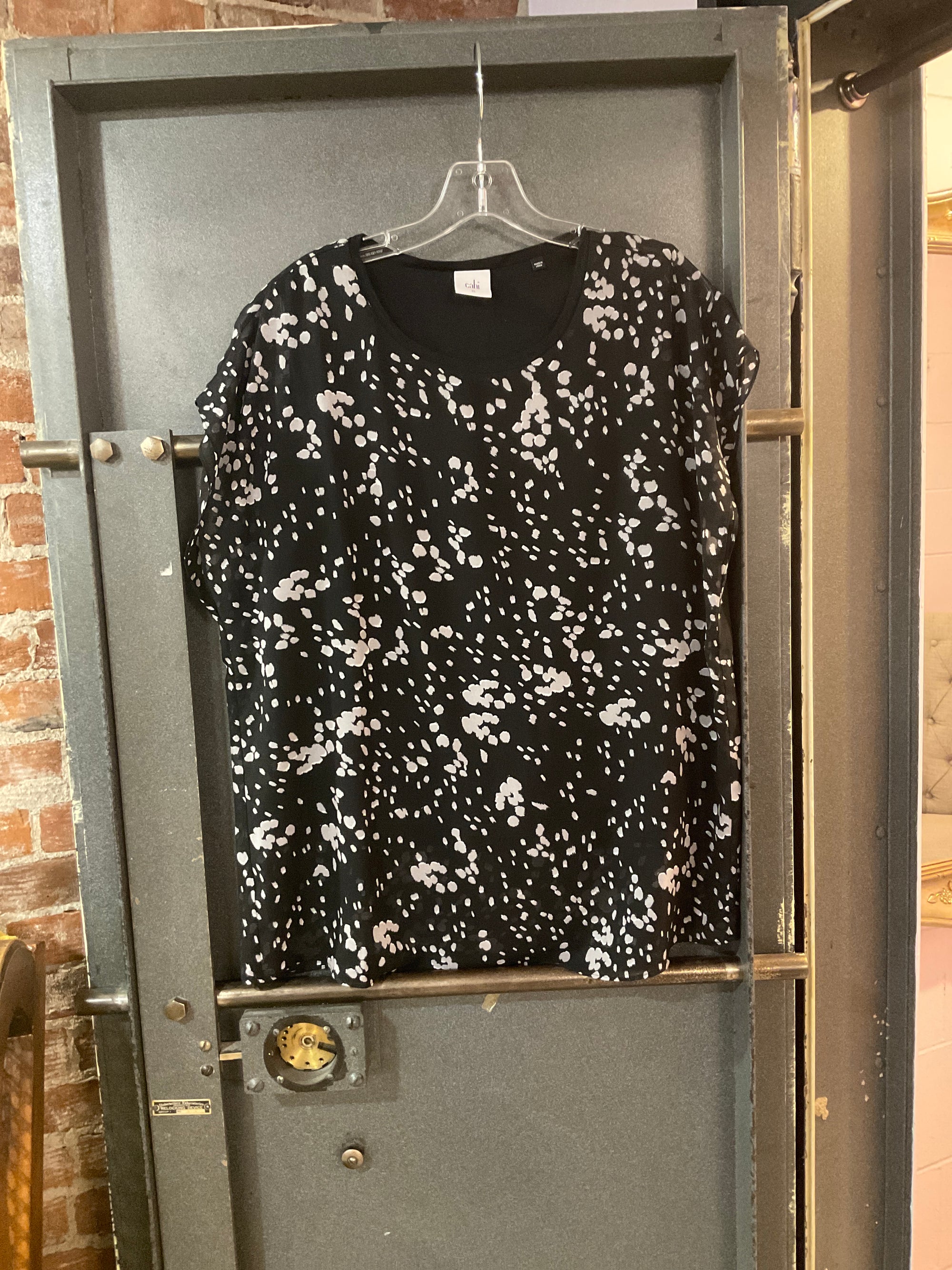 BLACK/GRAY PATTERN CABI SHORT SLEEVE SHIRT M
