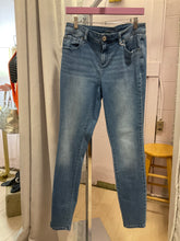 Load image into Gallery viewer, {{Client Code}} LIGHT WASH INC SKINNY JEANS, 8
