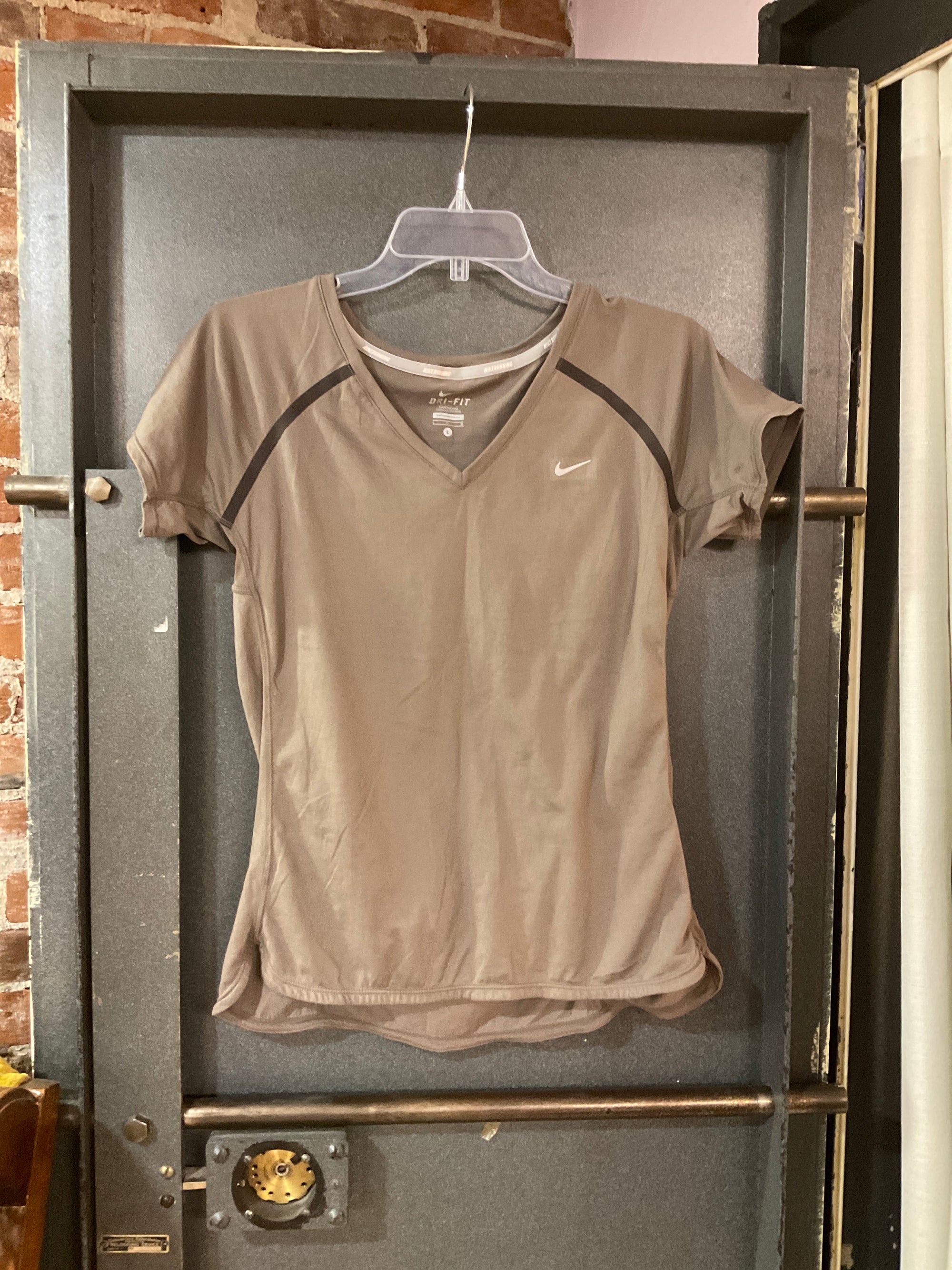 BROWN NIKE SHORT SLEEVE SHIRT L