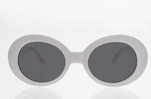 Load image into Gallery viewer, Sunglass Museum - White Cat Eye Oval Sunglass
