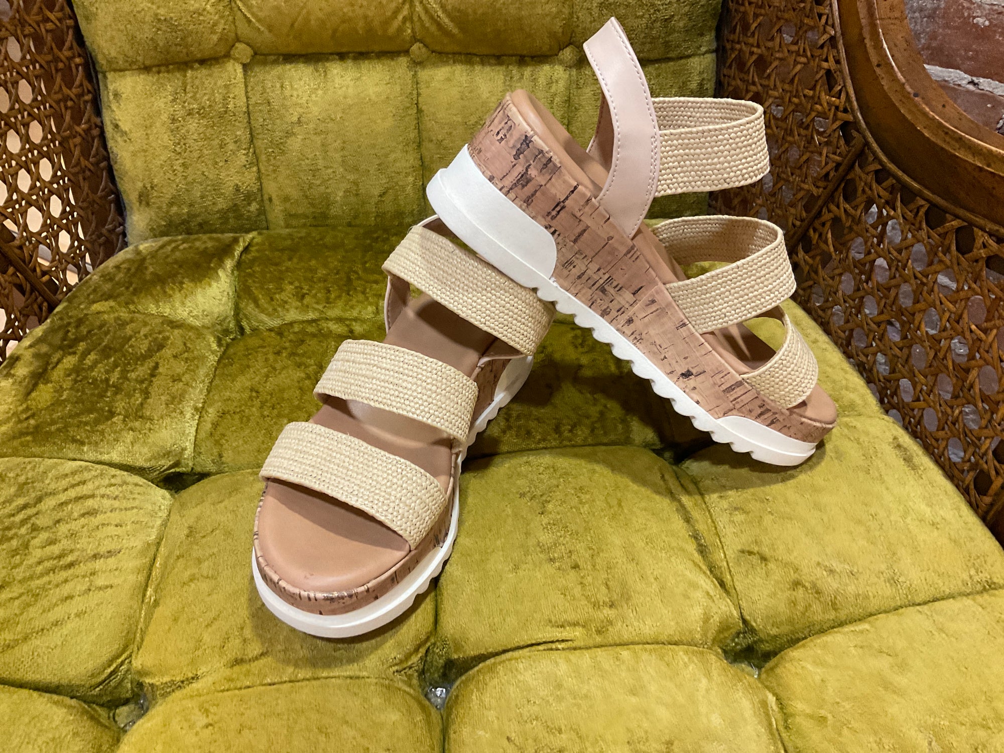 BROWN UNIVERSAL THREADS Wedge sandal 6.5