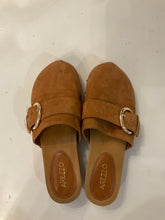 Load image into Gallery viewer, {{Client Code}} TAN AREZZO CLOGS, 7.5
