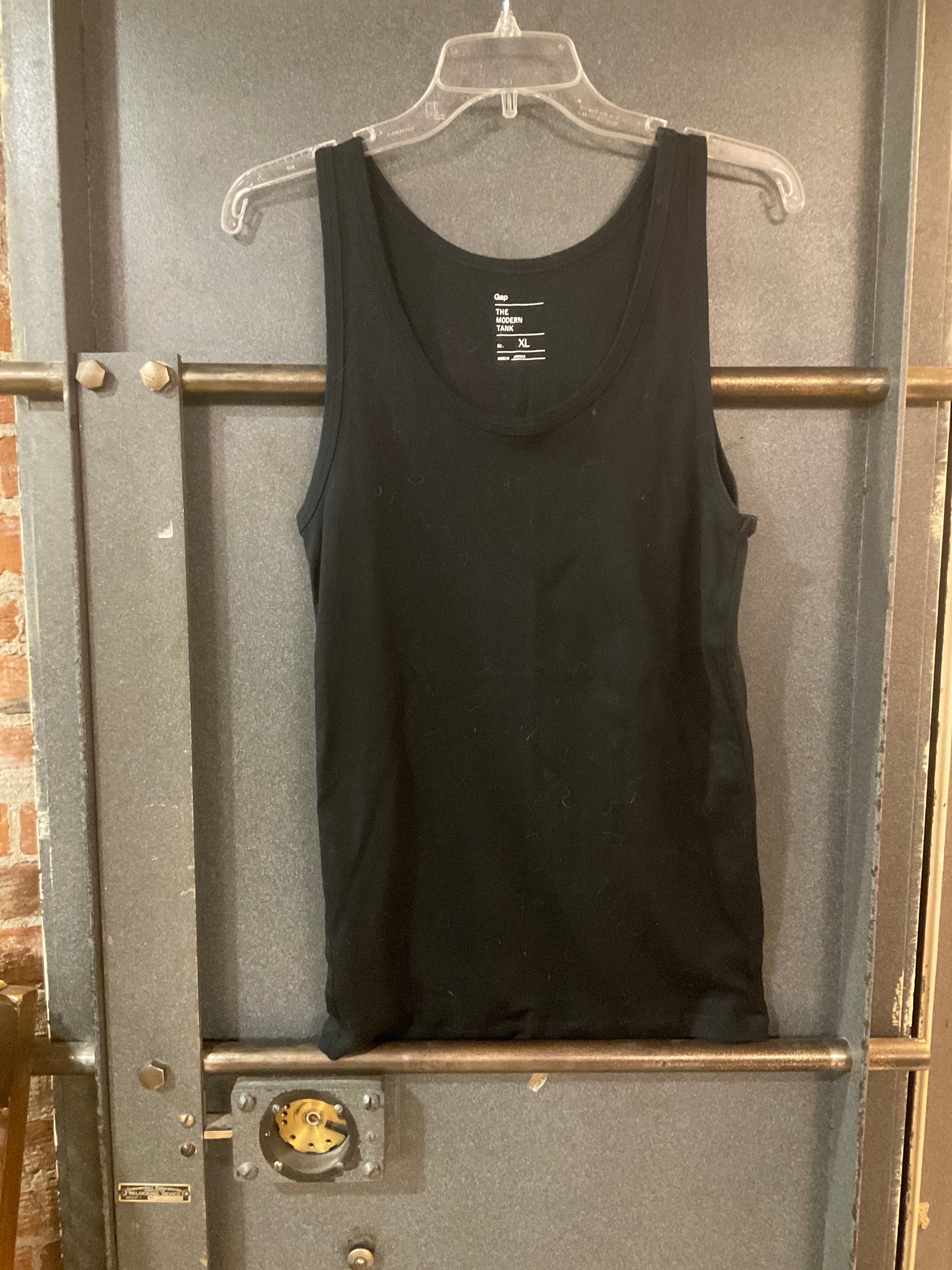 BLACK GAP TANK TOP XL