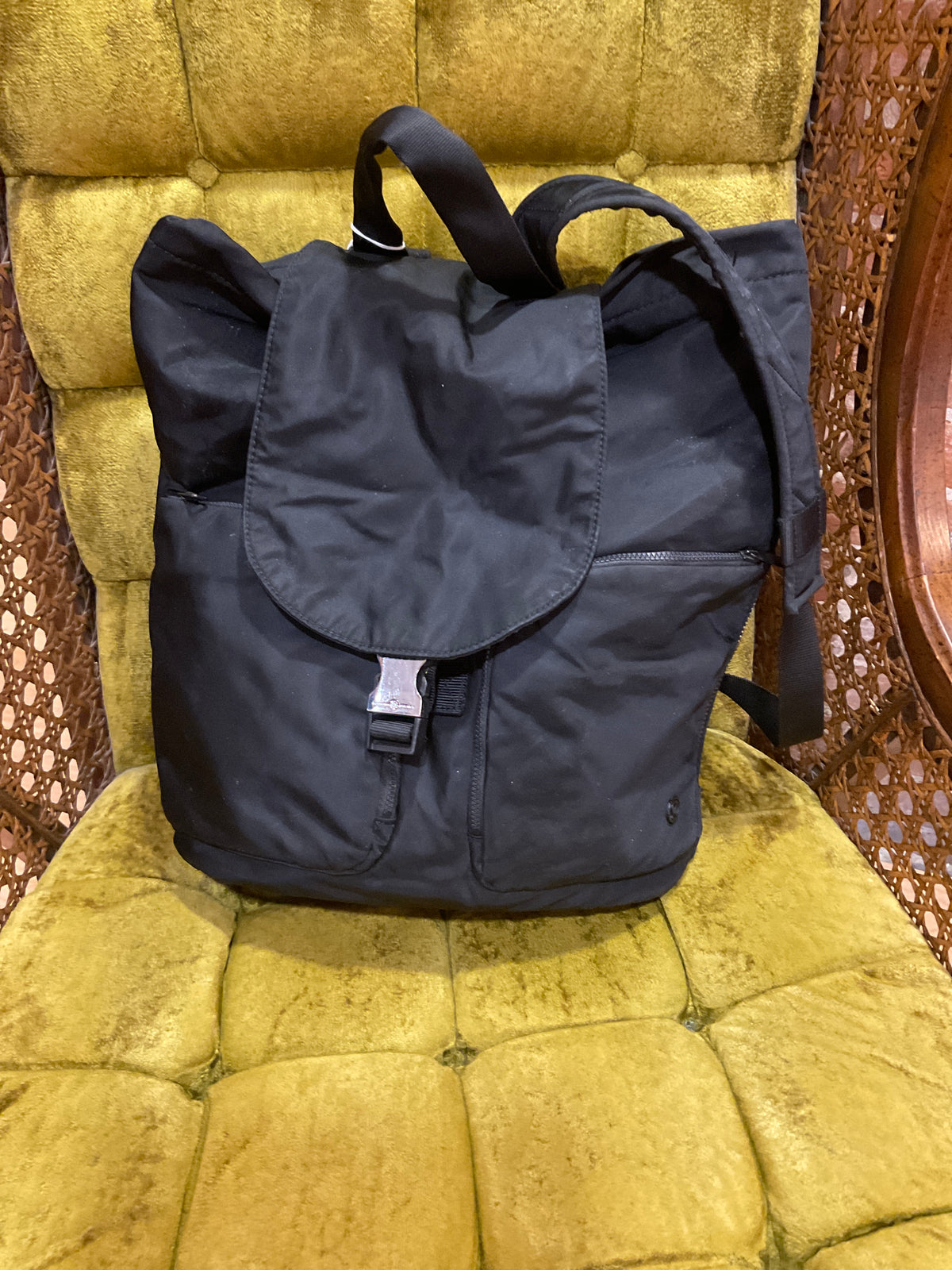 BLACK LULULEMON BACKBACK 18
