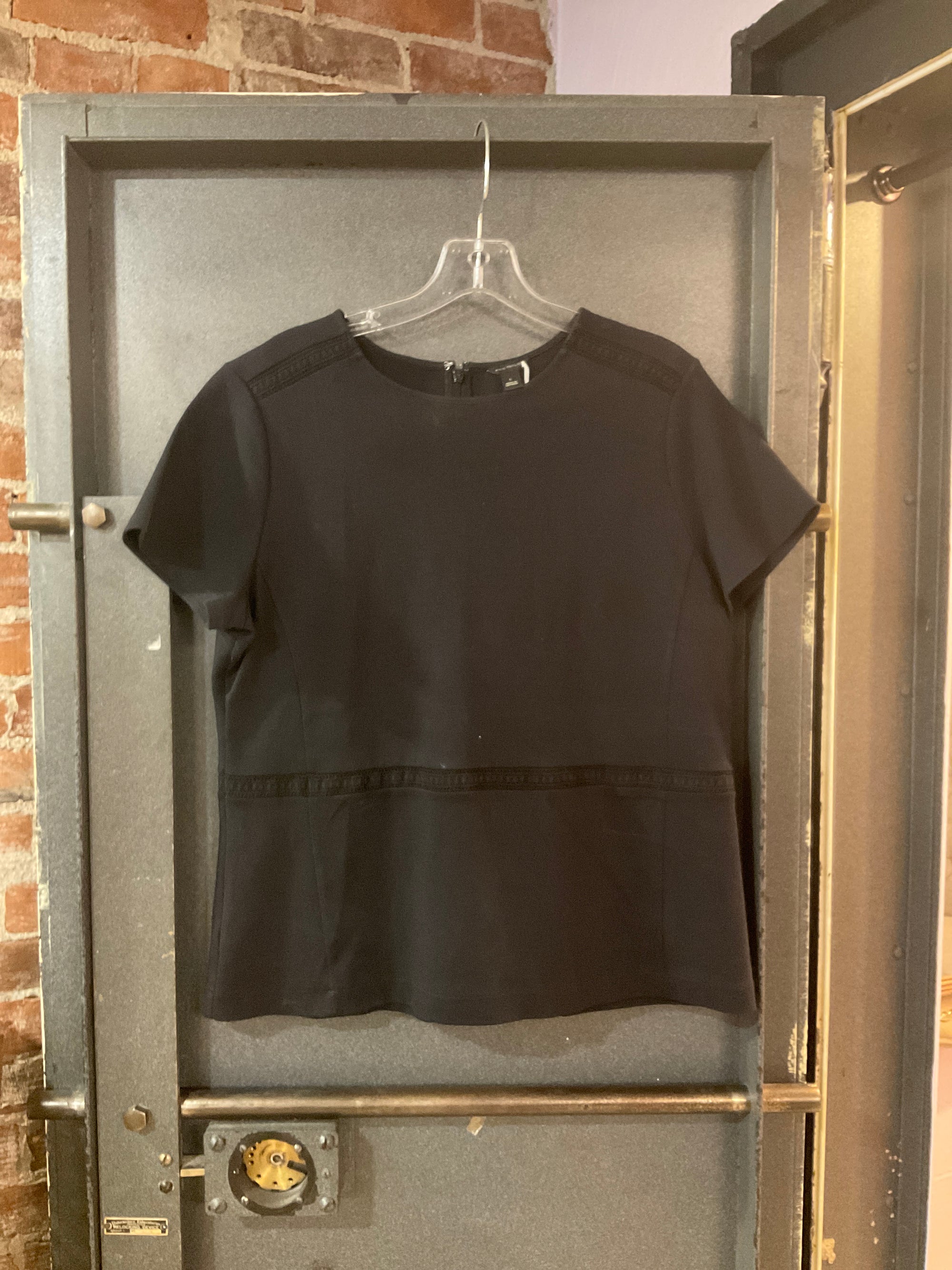 BLACK ANN TAYLOR SHORT SLEEVE SHIRT L