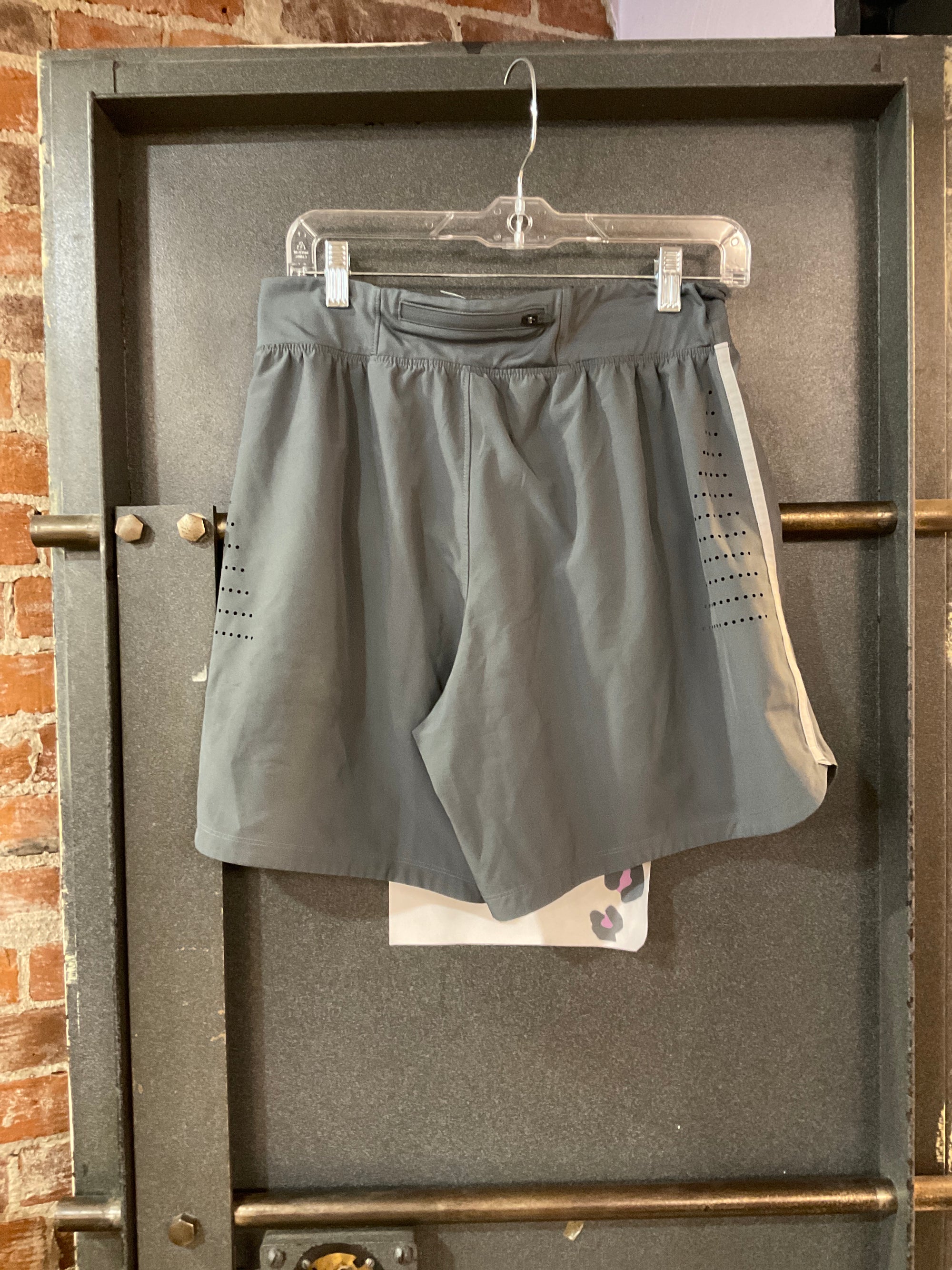GRAY UNDER ARMOUR SHORTS M