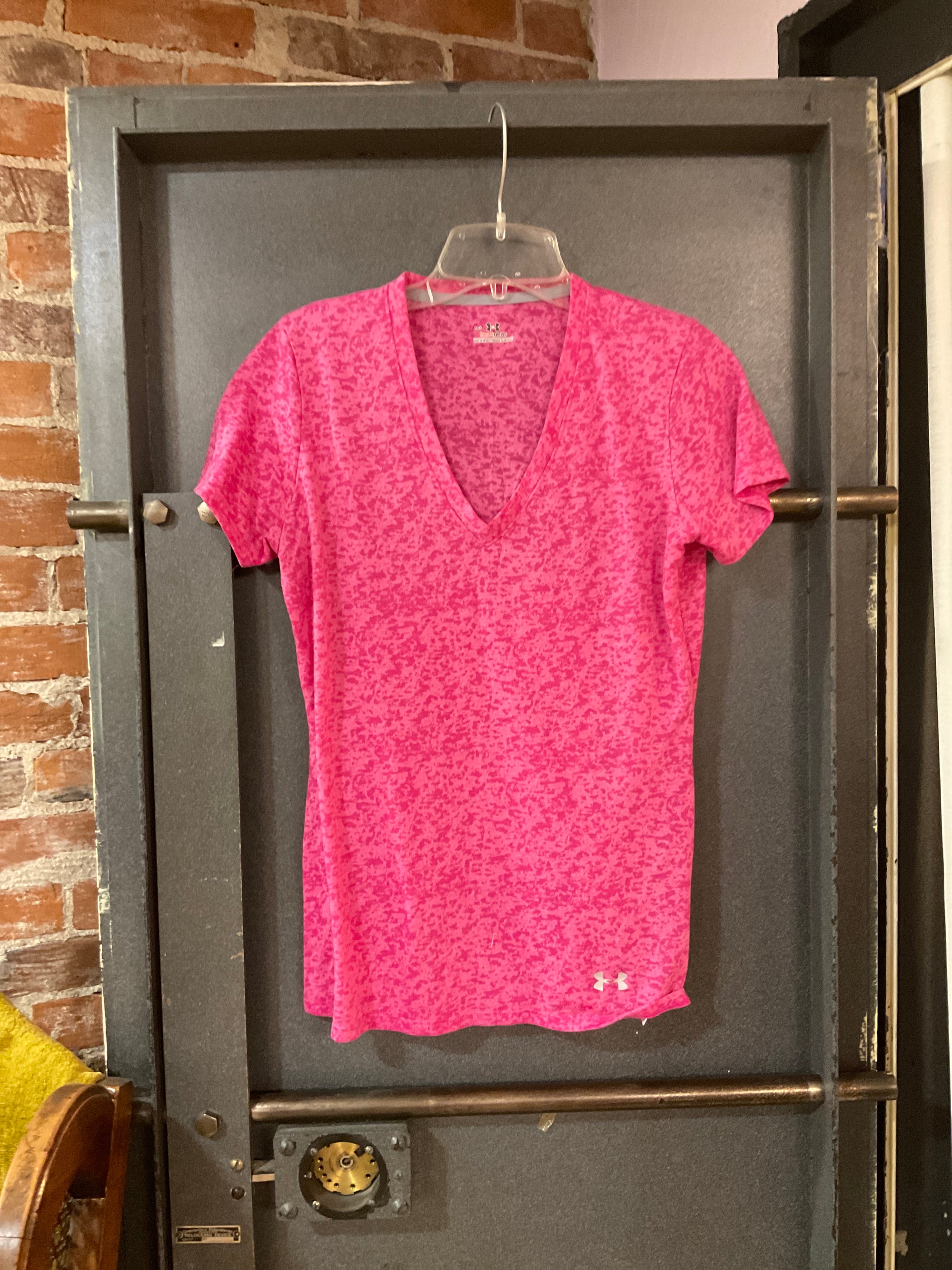PINK UNDER ARMOUR SHORT SLEEVE SHIRT M