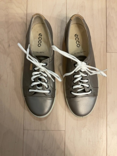 {{ClientCode}} METALLIC SILVER ECCO SNEAKERS, 10W