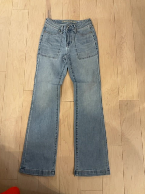 LIGHT WASH TOMMY BAHAMA JEANS 26