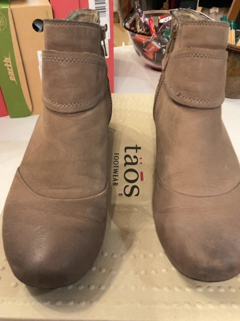 BROWN TAOS ANKLE BOOTS 7