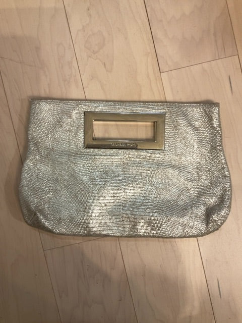 {{ClientCode}} METALLIC SILVER MICHAEL KORS CLUTCH PURSE