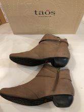 Load image into Gallery viewer, BROWN TAOS ANKLE BOOTS 7
