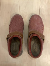 Load image into Gallery viewer, {{ClientCode}} RED/TAN THERAFIT CLOGS, 6.5
