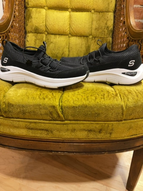 BLACK SKECHERS SNEAKERS 7.5