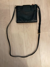 Load image into Gallery viewer, {{ClientCode}} BLACK MICHAEL KORS CROSS BODY PURSE
