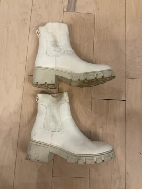 CREAM ATHLEFIT ANKLE BOOTS 9.5