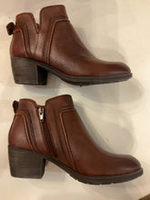 Load image into Gallery viewer, BROWN COBB HILL ANKLE BOOTS 6.5
